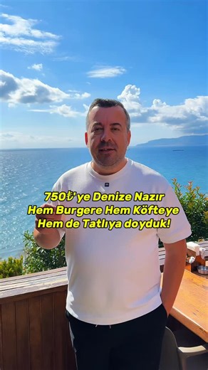 Emrah Akın on Instagram: "Tekirdağ'da 750₺'ye nefes kesen bir deniz manzarasına karşı hem burgere hem köfteye hem de tatlıya doydum! Burası beni Trakya'da deniz manzarasıyla büyüleyen en sevdiğim restoranlardan biri. Peki Neler Söyledik? -Kaburga Burger ve patates kızartması 600₺'den 420₺'ye, -Etoba Köfte pilav, domates, biber, acı sos 390₺'den 200₺'ye, -Kaymaklı Hayrabolu Tatlısı 120₺'den 60₺'ye düşüyor. -Açık ayran 70₺ Gördüğünüz masa toplam sadece 750₺ tuttu. Günlük min 0 max P'ye varan ve he