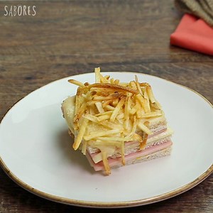 Cualquier receta puede mejorar con unas crujientes papitas encima ¡Prueba esta nueva versión del clásico croque monsieur! RECETA: https://goo.gl/AVvn5Y | Sabores