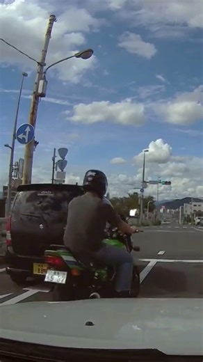バイクのあり得ない曲がり方・・#shorts #ドライブレコーダー #迷惑運転 #危険運転 #事故
