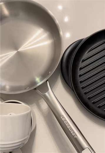 This is a plug for all the cooks in KZN, @Le Creuset South Africa is having their very first #FactoryToTable sale in Durban at the Durban Exhibition Centre from tomorrow Thursday, 26th March 2026… (For more details, watch video till the end) 🧡