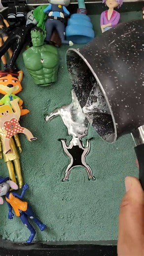 The athlete lifts the Hulk and they turn into metal #hulk #toys #diy #silvercar #art