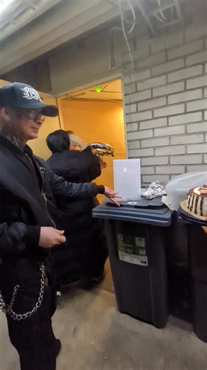 15K views · 122 reactions | Meidän ihana Merja täyttää 60 vuotta. 冀 Me pidettiin maanantaina juhlat sen kunniaksi 拾 Merja luuli tulevansa ihan tavallisesti työvuoroon, mutta pääsikin keskelle synttärijuhlia! 壟 Hyvin päästiin yllättämään, vai mitä?  Onnea vielä Merja, kiitos että olet sinä! 冀✨ | Karaoke Bar Jolene Kokkola | Facebook