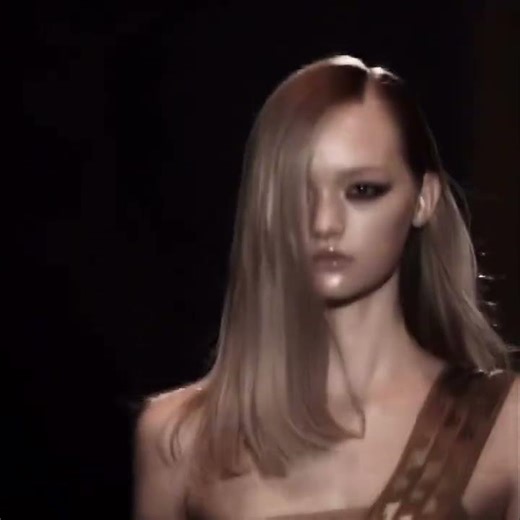 Gemma Ward for Gucci Spring/Summer (SS) 2005 Collection #runway #catwalktour #fashionshow