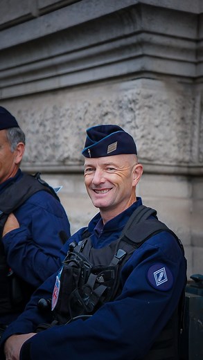Je prends en photos des CRS super cools 📸😁😍 #streetphotography #streetphotographer #paris #police #crs #sony #portrait #partage #paix #policenationale #policeofficer #paix #amour #fdo | Streetphotographher