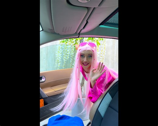 Her car is a huge mess! 😱 | SMOL