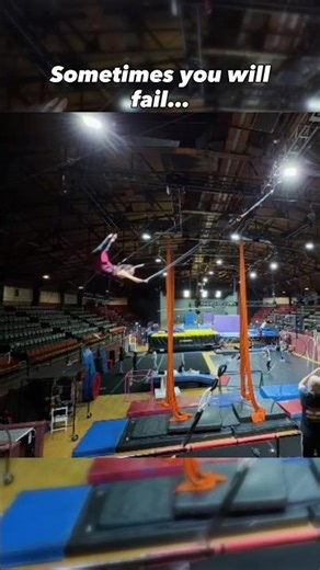 Some days I really have to fight for the tricks 💪🏻 #swingingtrapeze #aerialacrobatics #circus
