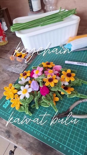 DIY Flower Keychain with Pipe Cleaner - Sunflower & Daisy