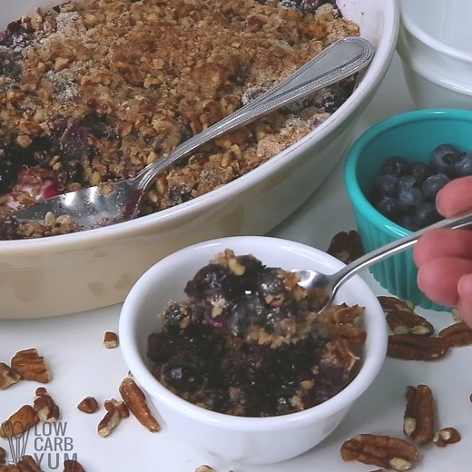 This healthy blueberry crisp is a low carb dessert that the whole family will love! Get the printable recipe >> https://lowcarbyum.com/healthy-blueberry-crisp-gluten-free/ | Best Low Carb Keto Recipes