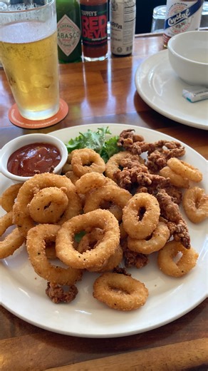 Vittle Monster on Instagram: "Taking a siesta on the north side. 🍻 Hanalei HI 📍 @hanaleigourmet 📱 • • • #beer #happyhour #appetizers #calamari #squid #shrimp #seafood #shrimpboil #kauai #kauairestaurants #kauaifood #kauaifoodie #kauaieats #eaterkauai #food #foodie #foodporn #foodstagram #foodphotography #vittlemonster #feedme #instafood #eater #nomnom #foodgasm #yummy #tasty"