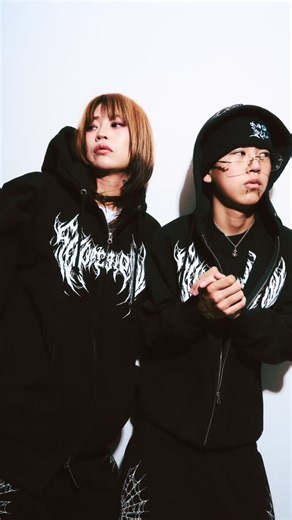 Classic clothing shop on Instagram: "✴︎ 48時間限定 予約販売 ✴︎ 12/23 20:00 – 12/25 20:00 ──────────── 🎁 SG予約限定7%Offクーポン配布 【CODE：SG1225】 ※お一人様1回のみ ※併用不可 ──────────── ✴︎ ITEM ✴︎ ・SG MORPH Zip Hoodie ・SG MORPH Sweat pants ・SG MORPH S/S T-shirt ──────────── SGから待望の新デザイン 【SG MORPH シリーズ】 フロントには 自然が増殖するエネルギーを抽象化した 新しい抽象ロゴを配置。 鋭い棘と蔦のようなラインが 生命力とモード感を併せ持つデザイン。 フード全面とパンツの両腰に配置した蜘蛛の巣は構造美を ミニマルに再構築したグラフィック。 繊細な放射線が 静かな緊張感とモードな存在感を生み出します。 自然の造形をアートとして再解釈し モードに昇華した 「Supergreen」New Graphic Series。 ──────────── Model 