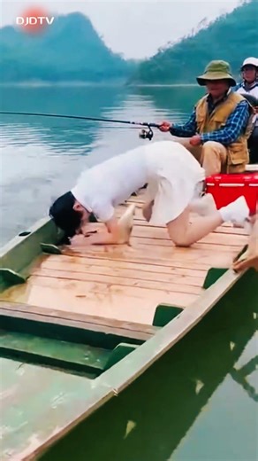 Startled by the small fish, a female angler fishing. #cat #adoreble #animals #adorably #funny #cute