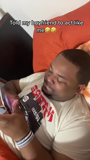 The snatchin the covers got me😭☠️☠️ #fyp #foryoupage #AEJeansSoundOn #WorldPrincessWeek #couple #funny