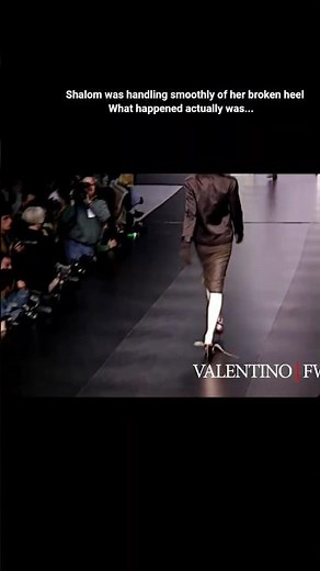 When #naomicampbell struggles with her coat while #shalom slays a broken heel 👠✨ #valentino FW95
