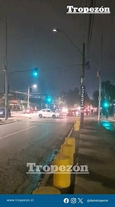 4.1K views · 46 reactions | Está pasando: vecinos automovilistas nos avisan que las luminarias de la calle Av. Teniente Cruz, al llegar a San Pablo, vereda poniente, se encuentran intermitentes. Al visitar el sector, nos cercioramos de la realidad: 10 postes con luces LED parpadean y, en un momento, todas se apagaron sin volver la luz. | Tropezón | Facebook