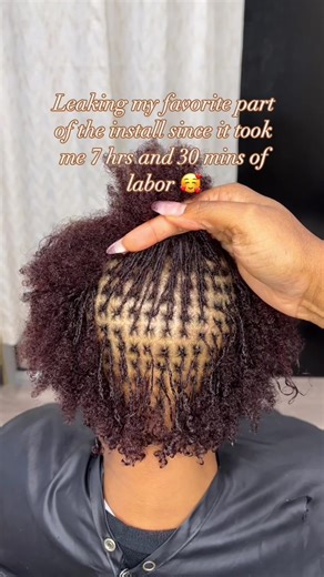 My client experienced a quick turnaround with love and preciseness. My hand moved quicker than than a bank counting money. I truly enjoy creating neat flawless grids… 😮‍💨🤏🏽 #microlocsjourney #microlocsretightening #microlocksinstallation #neatparts #dallasloctician #womenwithlocsrock