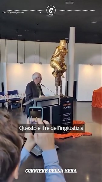 «The Orange Plague», la piaga arancione. Si chiama così la statua rivestita d’oro che raffigura il presidente Usa Donald Trump nudo, con in mano un lungo bastone e seduto sulla schiena di un uomo più piccolo, esposta al Parlamento europeo a Strasburgo. L’autore della statua satirica, alta 2,5 metri e rivestita d’oro a 23 carati, è l’artista danese Jens Galschiot, che accusa il capo della Casa Bianca di ostacolare gli sforzi per contrastare il cambiamento climatico. Accanto alla statua si trovano