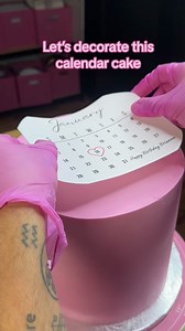 I’m so happy I got to finally make one of these calendar cakes😭 !!! I made the calendar on canva it was a struggle but we made it here chile 🩷🎂 tips: wilton 8B & 7B