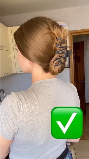 The easiest claw clip bun ever… Watch till the end 😱 #hairstyle #hairtok #hairtutorial