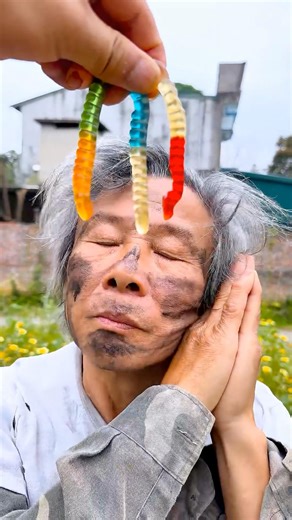 Ibu yang baik hati ini sangat imut - apa yang akan terjadi jika dia makan permen berbentuk cacing...