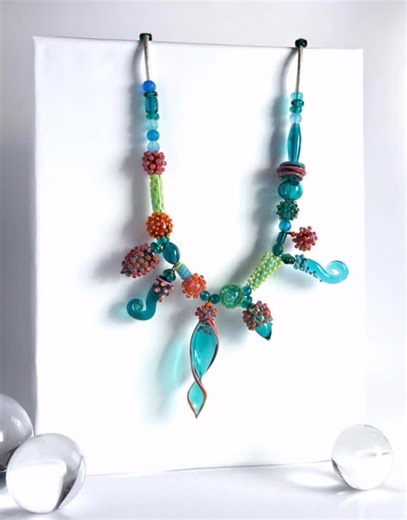 Findest du das auch so schön, wie sich das Licht im Glas bricht? Bei dieser handgemachten Glasperlenkette sieht man es besonders deutlich. Sobald sie sich dreht, entsteht dieses Leuchten, das man im Stillstand kaum wahrnimmt. Je nach Winkel wirken die Farben tiefer, klarer, fast fließend. Genau dieses Spiel aus Licht, Glas und Bewegung macht für mich den Reiz von handgemachtem Glasschmuck aus. Werbung ࿓❀࿓❀ Ad#beathebeadmaker #handgemachterschmuck #handmadeglassbeads #glassbeadjewelry #glasschmuc