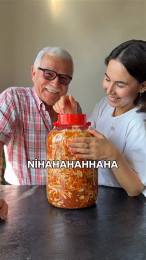 Ezgi Köse on Instagram: "KİMÇİ(Kimchi) 🥢🥬🧄🧅VEGAN🍃 Kore’nin en meşhur yemeği, dünyaca ünlü muhteşem bir şey… Probiyotik kaynağı, bağırsak dostu🌞 Anneler, teyzeler turşu yaparken biz de kimçi yapalım dedim👩🏻‍🍳 Kimchi (Kore Turşusu) Tarifi’nin Malzemeleri * ½ beyaz lahana(normalde Çin Maruluyla yapılıyor ama bizimki Türk usulü) * 1 adet turp * 2 adet havuç * 6-7 dal yeşil soğan * 2 adet kuru soğan * 10 cm kadar zencefil * 1 baş sarımsak (sarımsak seviyorsanız daha fazla koyabilirsiniz) * 