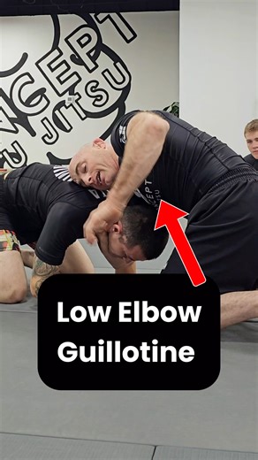 💥 How to Finish a Low Elbow Guillotine Professor Brian shows a clean alternative when your opponent blocks your hands and you can’t lock your grip: 1️⃣ Once your guillotine arm is set, make a tight fist with your choking hand. 2️⃣ Use your opposite hand to push your own fist into the side of your opponent’s neck — this replaces the hand-to-hand connection they’re blocking. 3️⃣ Sit back and finish just like a standard guillotine, letting the pressure drive straight into the neck. 💡 Perfect opti