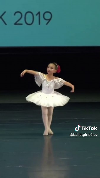 Watch this talented 7-year-old ballerina from Malaysia steal the show as she performs an incredible solo of Paquita in her gorgeous white tutu! Her passion and grace at such a young age will leave you inspired and in awe. Don’t miss this mesmerizing performance that shines a spotlight on the beauty of dance! #Ballet #YoungTalent #Paquita #WhiteTutu #MalaysiaBallerina 🍂❤️