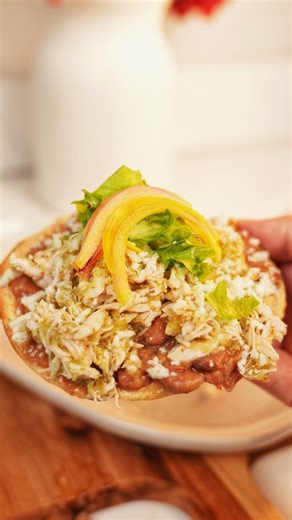 606 reactions · 68 shares | Cuando la receta es buena… ¡se comparte!  Tostadas de pollo en salsa verde que te harán agua la boca. | Alco | Facebook