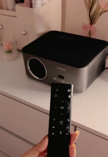 ter um projetor no quarto é uma das coisas que eu mais amo ✨ consigo assistir meus YouTubers favoritos, ver filmes e ainda deixar o ambiente super aconchegante com aquele efeito de “janela” na parede 🤍 o modelo que eu uso é da Bettdow, daqueles portáteis com Android e conexão Wi-Fi, então dá pra acessar tudo direto nele (YouTube, Netflix, etc.), além de ter imagem em Full HD e projeção até bem grande perfeito pra transformar o quarto em um mini cinema 🎬 #projector #roomdecor #filme #cinema #fy