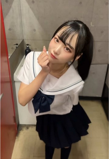セーラー腹チラっていいよね😏💞#アイドル #制服 #セーラー服