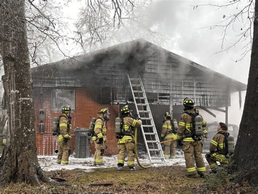 Lufkin firefighters battle Warren Street house fire amid freezing weather