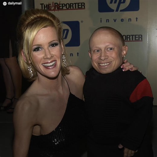 Su personaje de “Mini Me” fue su gran salto al estrellato, pero pronto sería conocido por otras facetas mucho menos agradables. Verne Troyer era un pequeño gran actor, pero también tenía un lado oscuro que terminaría pasándole la cuenta. Y cuando llegara su trágico final, sería su amigo Mike Myers quien más lo lloraría. | Upsocl Mujer