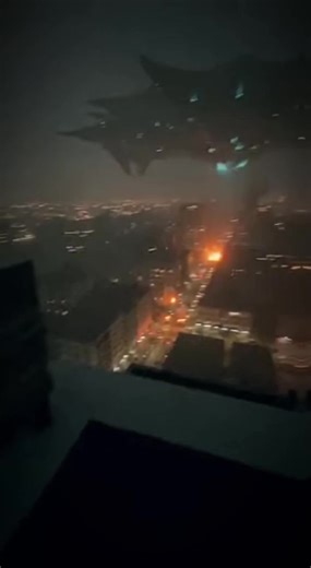 Grabado desde un edificio nave alienígena aparece en el cielo mientras criaturas altas destruyen la ciudad #viralvideoシ #viralpost2025シ #fblifestyletyle #Exploración #metrajerecuperado #misterio #Impactante #increíble #findelmundo #monday #tiktokshop #parati #aliens #novacriatura #antiguo #paratiiiiiiiiiiiiiiiiiiiiiiiiiiiiiii #alien #nacholacriatura #luna #viralreelsシ