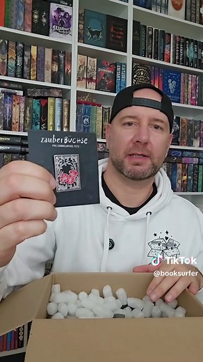Wie findet ihr die Boxen und die Bücher? Mit dem Code: booksurfer20 spart ihr 20% auf den Goodie anteil bei allen Boxen und 20% auf Merch #bücherbüchse #booktok #bookhaul #weihnachten #fyp @Bücherbüchse