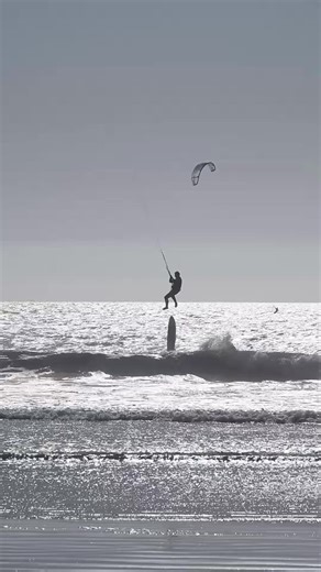 What a vibe. Windsurfers made my day :) #windsurfing #beach #fun #fyp