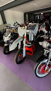 La Moto Z 300 modelo enduro 4K con motor de 58 caballos de fuerza y transmisión de seis velocidades | 4K Racing