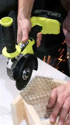 RYOBI 18V ONE ™️ HP leņķa slīpmašīna 🔧 3 pozīciju rokturis 🛠 Bezatslēgas diska aizsargs un uzgrieznis 🤲 Rokturis ar mīkstu pārklājumu instrumenta vadībai Pāršķiriet attēlus, lai skatītu instrumentu darbībā 🔥 #RYOBI #ONEPlusHP #JaudīgsBezoglīšuMotors #LeņķaSlīpmašīna #AkumulatoraInstrumenti | Ryobi Latvija