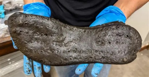 Ανακάλυψη-έκπληξη σε ρωμαϊκό φρούριο στη Βρετανία: Βρέθηκε παπούτσι νούμερο 47, τι σημαίνει | AlphaNews