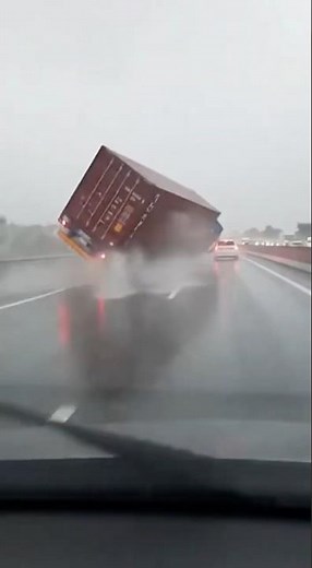 [Viewer Discretion Advised] Jackknife Crash! Trailer blocks highway in Rain 🌧️😱