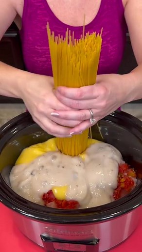 One pot chicken spaghetti is so easy! 😲 #cooking #pasta #crockpot #yummy #food #foodie #yum #cookinghacks #foodtiktok