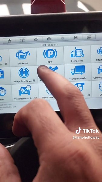 just an demonstration of service light reset 🙂#SAMA28 #hollowaysworkshop #niceman #justlikethat #ithanks #beutals #vw #perfs #ofcoz #gti