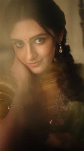 Nivaashiyni Krishnan on Instagram: "🕊️ Creatives/styling : @shamini_shankar_official Photographer: @prasami_photography Makeup: @profile_makeover Saree: @anikabyaabi Hair: @monisha_hair_mua Blouse : @mode_of_attire Jwellery: @aarnikajewellery"