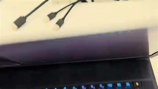 Alienware 16英寸笔记本电脑，大屏畅享高效办公与沉浸游戏，散热出色，多任务不卡顿，居家移动办公更轻松。