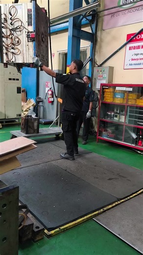 Kerja keliatan asik kalo di edit 🤣🤣🤣 #capcut #enginerring #injectionmolding #capcutvelocity #molding #viraltiktok #fyyyyyyyyyyyyyyyy #tik #fypage #viralvideotiktok