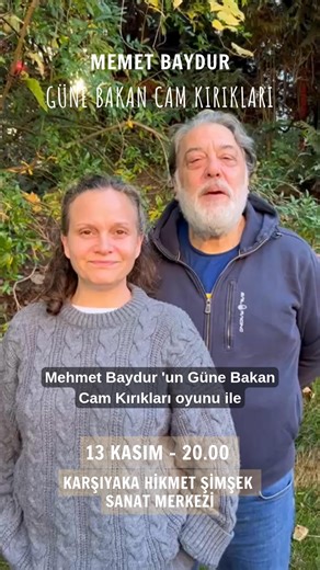 🎭 “Ne zaman uzaklarda bir lokantaya girseniz yan masada ya Pavarotti oturur ya da Picasso… Karnınız acıkmaya görsün, hoop gelsin Albert Einstein!” 🎶📚 ✨ Memet Baydur’un unutulmaz eseri “Güne Bakan Cam Kırıkları”, Mecburi İstikamet Yapım prodüksiyonu ile sahnede! Kerem Atabeyoğlu ve Almıla Uluer Atabeyoğlu’nun başrolleri paylaştığı oyunun yaratıcı ekibinde Ayşe Sedef Ayter, M.K. Perker, Efe Bahadır ve İklim Tamkan gibi uluslararası sanatçılar da yer alıyor. 🌿 İki yalnız insanın bir parkta tesa