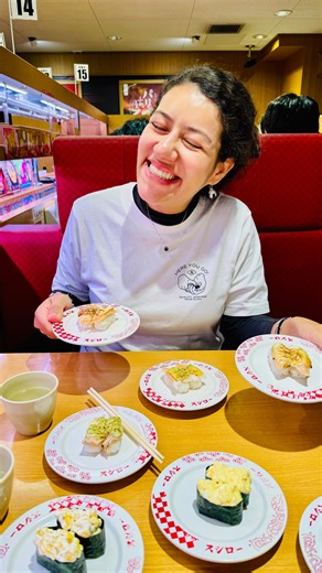 Mariana Oliveira | l Viagem e Intercâmbio on Instagram: "🇯🇵 Onde tem Sushiro tem Mari feliz! ✈️Tá vindo pro Japão? O guia Japão: o guia da viagem perfeita tem tudo para você fazer a melhor viagem da sua vida: passo a passo do planejamento, roteiros prontos, indicações de onde comer, o que visitar, onde se hospedar, como se vestir em cada estação do ano, dicas pra não passar perrengue, e muito mais! ✨São mais de 200 páginas de conteúdo, com tudo que aprendi durante as minhas viagens ao Japão e