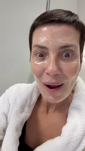 Vous savez l’importance que j’accorde à la qualité de ma peau. Parce qu’une peau saine, avec du glow, repulpée, c’est la base de tout. J’ai récemment testé les soins du Docteur Lucas à la @koreanskin.ch et le résultat est MAGNIFAÏK ! Merci Docteur ! La tendance est à la K Beauty et sans injections, sans aiguilles, sans avoir de bleus, juste avec des lasers et on obtient des résultats de dingue, et en plus c’est indolore ! Ça lifte, ça repulpe, et ça donne un glow incroyable : c’est la korean gla