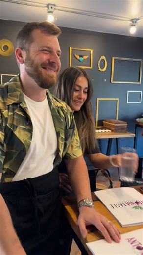 Antonia Tagle | Corta por lo sano on Instagram: "Un taller de aperitivos no es solo cocina. Es mesa, conversación y temporada. Gracias a todos los que fueron parte de esta fecha. Gracias también a las marcas y amigos que hicieron posible esta experiencia (listadas acá abajo 👇). Se vienen nuevos talleres con distintas temáticas durante el 2026. Si quieres ser parte del próximo, quédate atento. @juan_esparraguito @granja.magdalena @southwindoficial @suk_cl @tamangobrebajes @gin2859cl @ichasour @c