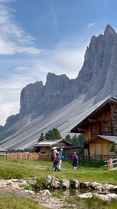 One of my favorite place to hike in Italy. ....#hiking #hike #hikingadventures #nature #naturelovers #naturephotography #mountains #mountainview #italy🇮🇹 #italia #italian #dolomiti #dolomites #visititaly🇮🇹 #südtirol #southtyrol #adventure #travelphotography #travel #travelgram #travelblogger #traveladventures #bucketlist #bucketlistadventures #spring #springiscoming #altoadige | The amazing places