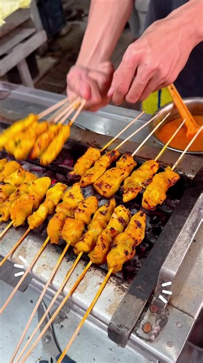 ✨ REKOMENDASI WAJIB KUNJUNG KALAU KE PENANG ✨ One trip, tiga stop favorit yang nggak boleh kelewat 🇲🇾 📍 STOP 1 — Gurney Drive Hawker Centre Kalau mau ngerasain taste of Penang yang sesungguhnya, ini tempatnya. Lebih dari 50 stalls, buka dari jam 6 sore sampai late night, dan pilihan makanannya nggak main-main 🤤 Mulai dari Penang Char Kuey Teow, Lok Lok, grilled seafood, satay, sampai banyak hidden gem yang bikin kalap. Makan sambil nikmatin suasana pinggir pantai keramaian lokal = pengalaman